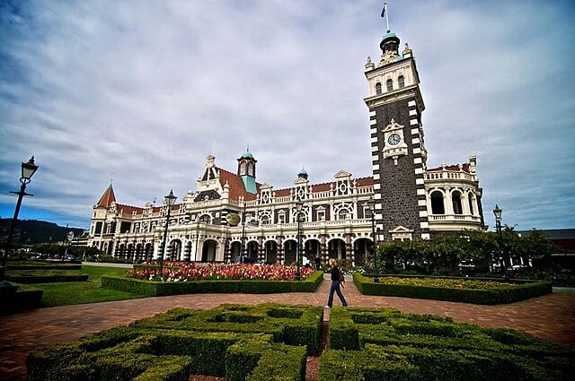 Dunedin Railway Station (1906)
Conhecida por sua arquitetura flamenga e detalhes ornamentais, já foi uma das estações ferroviárias mais movimentadas do país. Hoje, é um importante ponto turístico e abriga eventos culturais.
