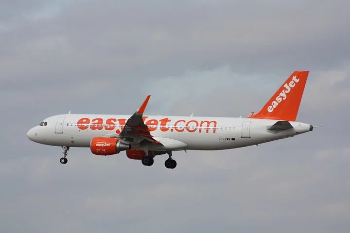 Já a easyJet declarou ao The Independent que a segurança é a prioridade número um para todos os pilotos, e que eles são treinados de acordo com os mais altos padrões da indústria, sujeitos a testes rigorosos e monitorados de perto. 