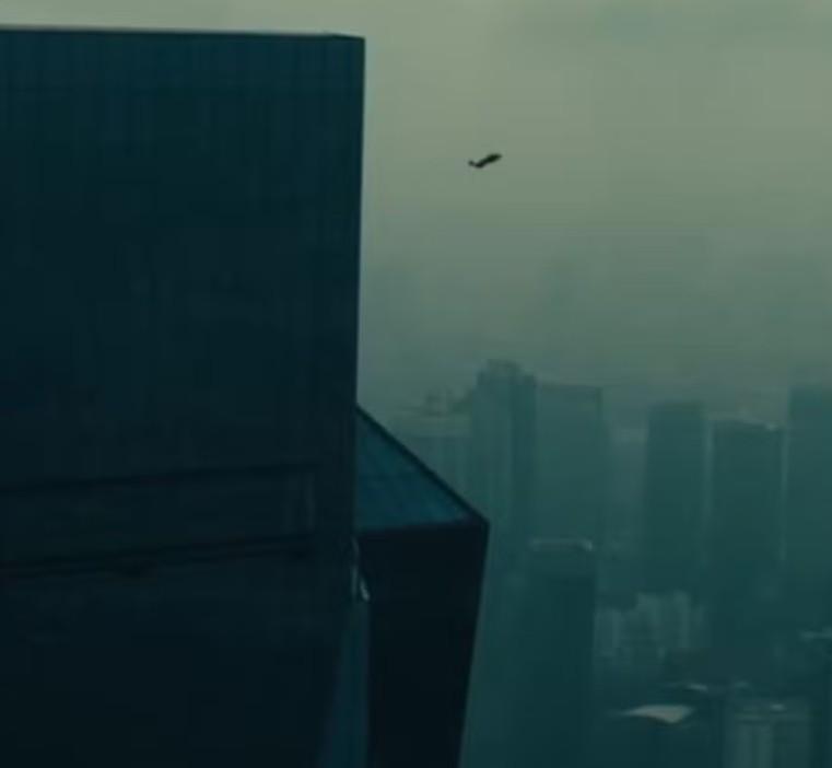 A cena foi gravada no segundo prédio mais alto do mundo, na Malásia. Florence Pugh saltou do edifício com cabos. No filme, ela aparece em queda livre até abrir um paraquedas. “Quantas vezes você vê alguém se jogando de um prédio? É estranho o quão tranquila eu me sinto”, afirmou Pugh, demonstrando destemor.


