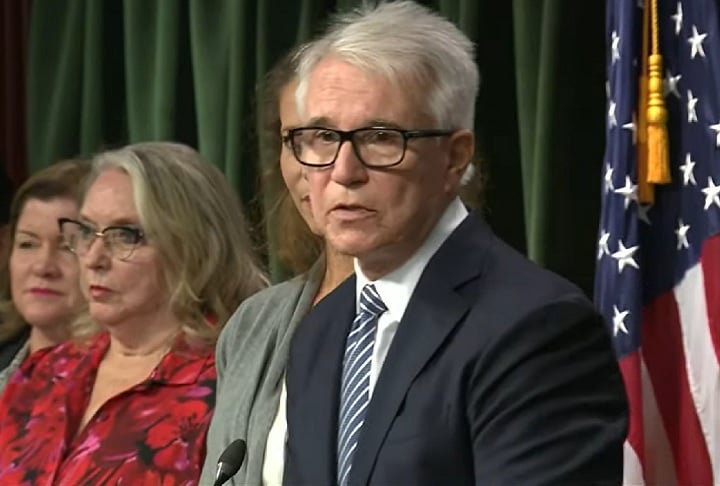 “Acredito que eles pagaram a sua dívida para com a sociedade”, declarou o promotor. Chamado de resentencing (ressentenciamento, em português), o processo permite um novo ajuste da sentença em resposta a um problema ou erro na pena original.