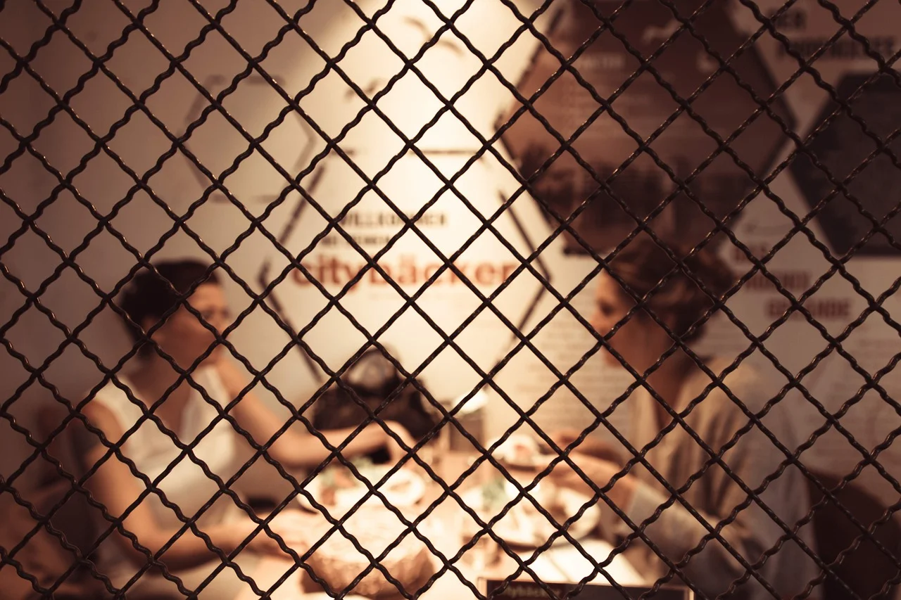 Nessas horas, até quem não costuma acompanhar as cerimônias fica curioso com os bastidores que envolvem polêmicas, controvérsias, mentiras e até ilegalidades. 