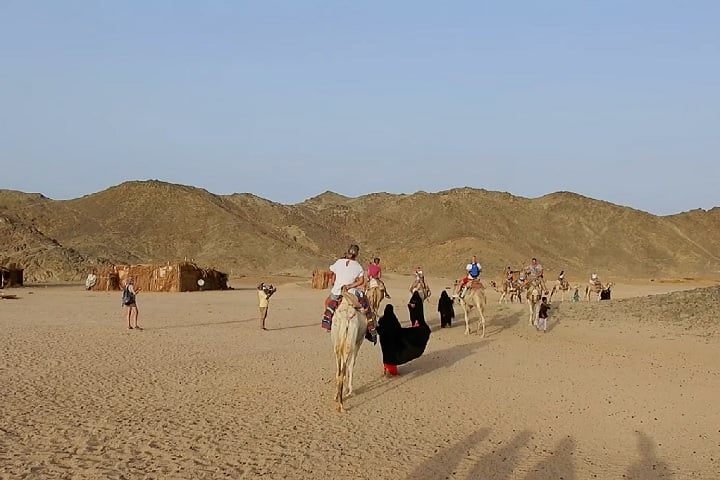A cidade também serve como ponto de partida para excursões ao deserto, onde visitantes podem fazer safáris de jipe, andar de camelo e conhecer tribos beduínas.