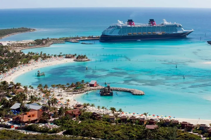 Além disso, a Disney possui sua própria ilha privada, a Castaway Cay, nas Bahamas, com praias exclusivas e várias atividades para todas as idades.