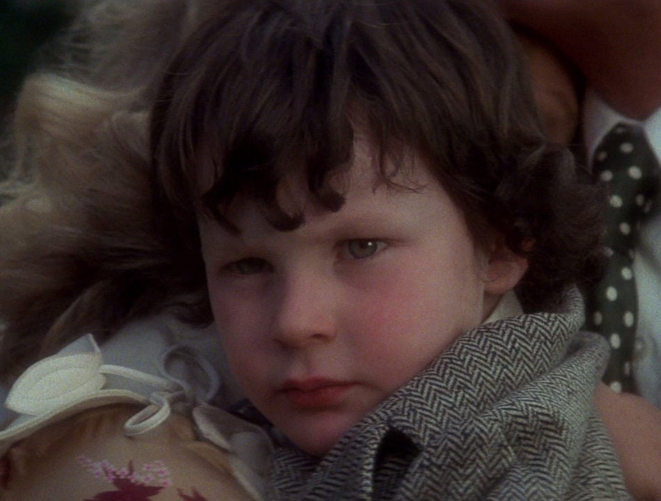 O que o diplomata e sua família não sabem é que o menino é filho de Satã, nascido de um chacal na sexta hora do sexto dia do sexto mês, e destinado a ser o Anticristo. Um padre que sabe da verdade sobre Damien alerta um cético Robert sobre o que seu filho realmente é. 