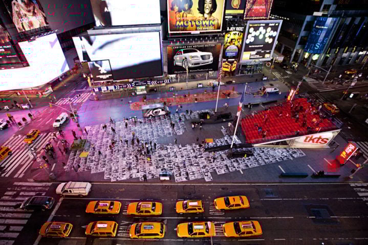A área também contempla diversas atrações famosas, como a escadaria vermelha da TKTS, onde é possível comprar ingressos com desconto para espetáculos, e grandes lojas temáticas, como a M&M's World e a Disney Store.
