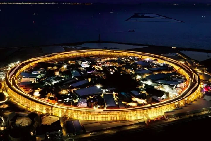 Já famosa por sua gastronomia e monumentos históricos, a cidade de Osaka, no Japão, agora abriga um novo marco: a maior estrutura arquitetônica de madeira do mundo!