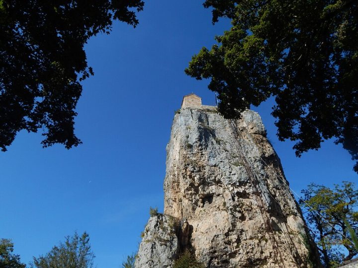 Segundo o Times of India, o religioso teria buscado refúgio na solidão do Katskhi em 1993, após cumprir pena por crimes relacionados a drogas. 