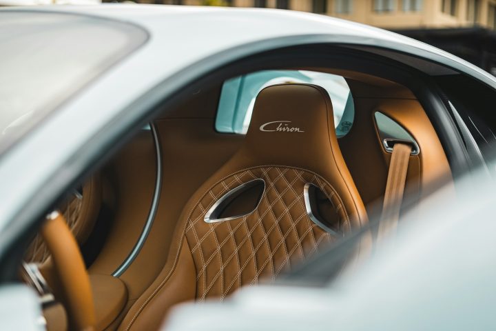 A Bugatti também é reconhecida por seu compromisso com o luxo e a personalização. Cada carro é feito quase artesanalmente, com materiais nobres como fibra de carbono, titânio, couro de alta qualidade e detalhes sob medida para cada cliente.