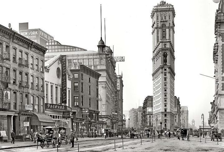 Originalmente chamada de Longacre Square, a região recebeu o nome atual em 1904, quando o jornal The New York Times mudou sua sede para o edifício One Times Square.