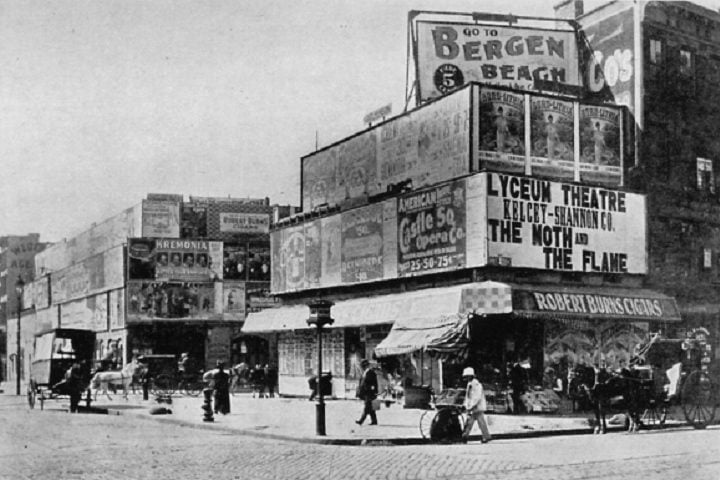 Ao longo do século 20, a Times Square passou por altos e baixos. Nas décadas de 1920 e 1930, tornou-se um centro de entretenimento, com teatros da Broadway, cinemas e casas de show.