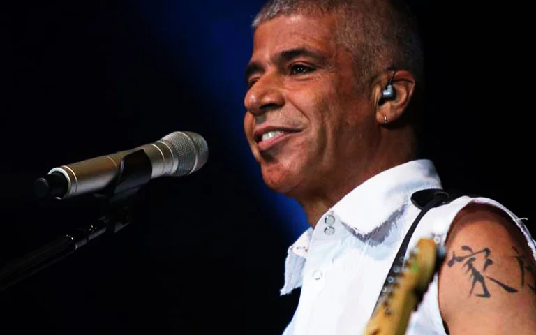 Em 1983, Lulu lançou o seu segundo álbum, O Ritmo do Momento, também produzido por Liminha, que apresentou o inusitado bolero misturado com pop rock Como Uma Onda - Zen Surfismo, outra parceria com Nelson Motta. Além de canções como Advinha o quê? e Certas coisas.
