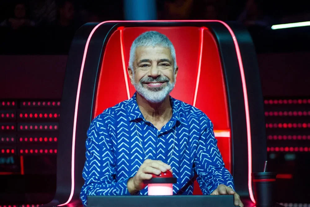 O “The Voice Brasil”, programa que foi exibido pela TV Globo entre 2012 e 2023, terá uma nova versão no SBT a partir de outubro. E um dos nomes cotados para voltar à atração é o do cantor e compositor Lulu Santos.

