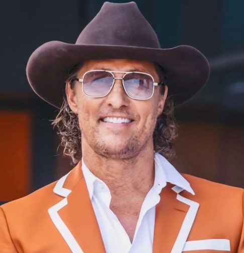 Matthew McConaughey - Ganhador do Oscar por Clube de Compras Dallas (2013), McConaughey foi detido em 1999 por perturbar os vizinhos ao ser flagrado dançando nu durante uma festa de aniversário. Foi liberado após pagar fiança. 