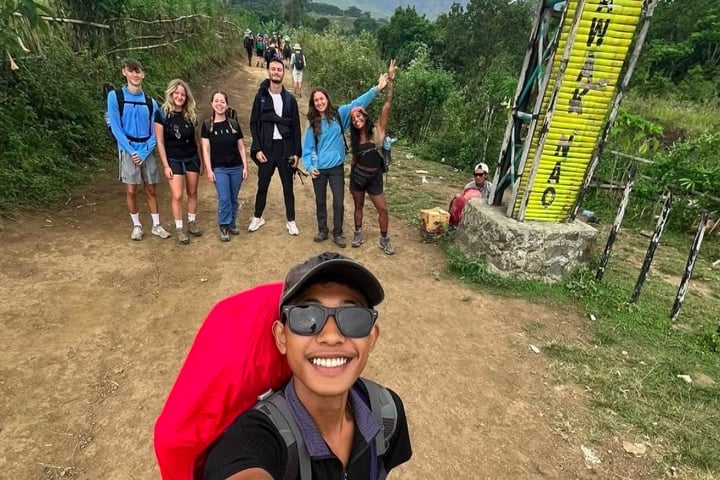 Apesar dos riscos, o Monte Rinjani continua atraindo turistas por sua beleza e desafio, com trilhas complexas e clima instável.