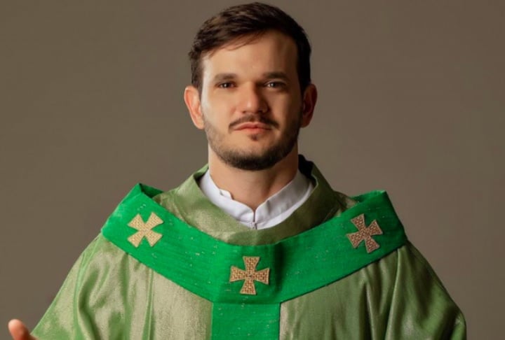 Não sei o que está acontecendo que aqui no meu Instagram está aparecendo um monte de vídeo das mães de bebês reborn. O que está acontecendo com o mundo?”, questionou Patrick Fernandes.