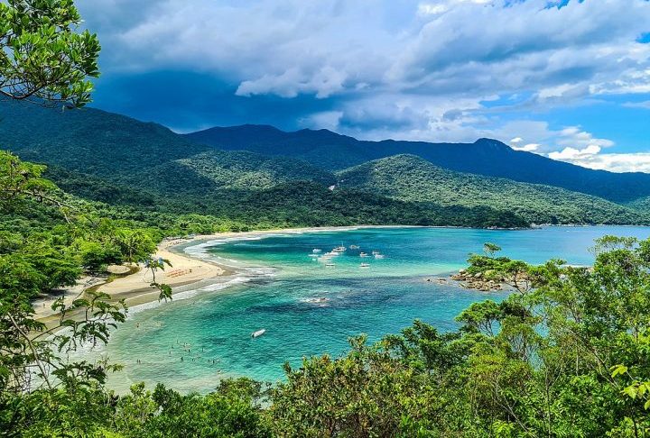 O Parque Estadual de Ilhabela engloba cerca de 85% da ilha, com cachoeiras famosas como a da Toca. 