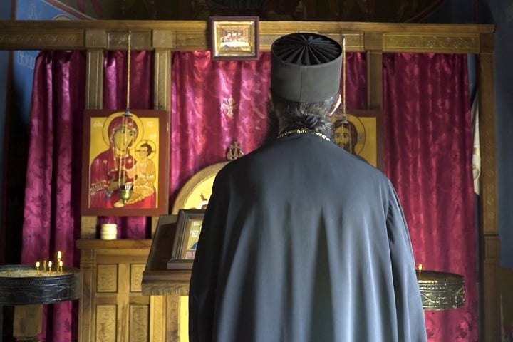 De acordo com a CNN, que entrevistou os religiosos, a subida diária para orar no alto é vista como uma forma de se aproximar de Deus.