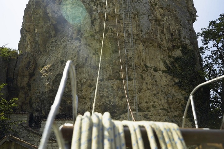 No seu dia a dia, os seguidores enviavam comida ao topo por meio de um sistema de roldanas, garantindo sua subsistência.