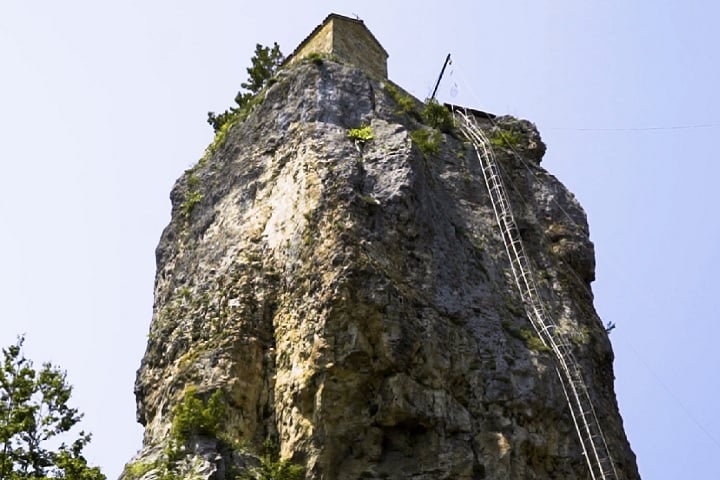 Além disso, há uma restrição específica: mulheres não podem subir. Acredita-se que nenhuma mulher jamais tenha pisado no local de culto situado no topo do pilar.