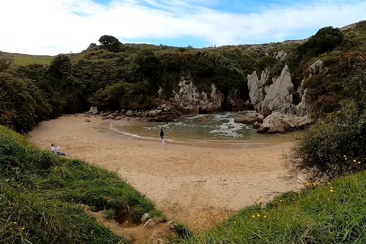 Para se ter uma ideia, a principal rival pelo título é a Praia de Gulpiyuri, na Espanha, que tem em torno de 50 metros de extensão, 10 a mais do que a brasileira.