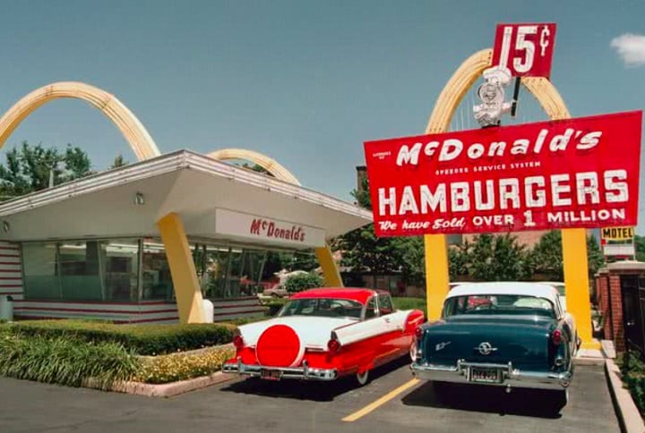 O McDonald's foi criado em 1940. A primeira loja, inaugurado pelos irmãos Richard e Maurice McDonald na cidade de San Bernardino, Califórnia, revolucionou a indústria alimentícia com seu sistema inovador de fast food.