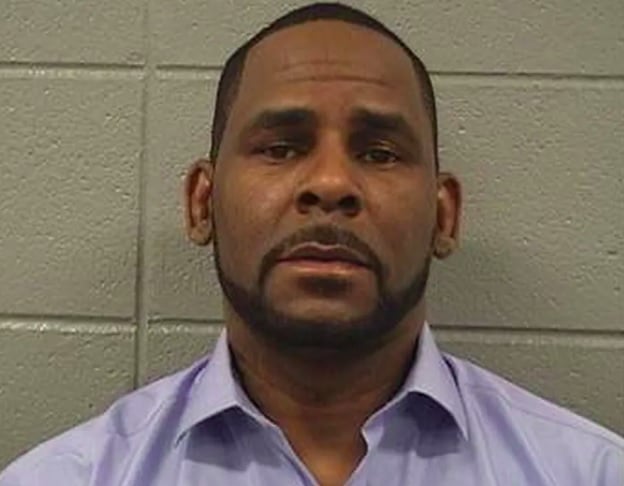 R. Kelly – Em 2022, o rapper foi condenado a 30 anos de prisão após diversas acusações de extorsão e tráfico humano envolvendo abuso de menores.