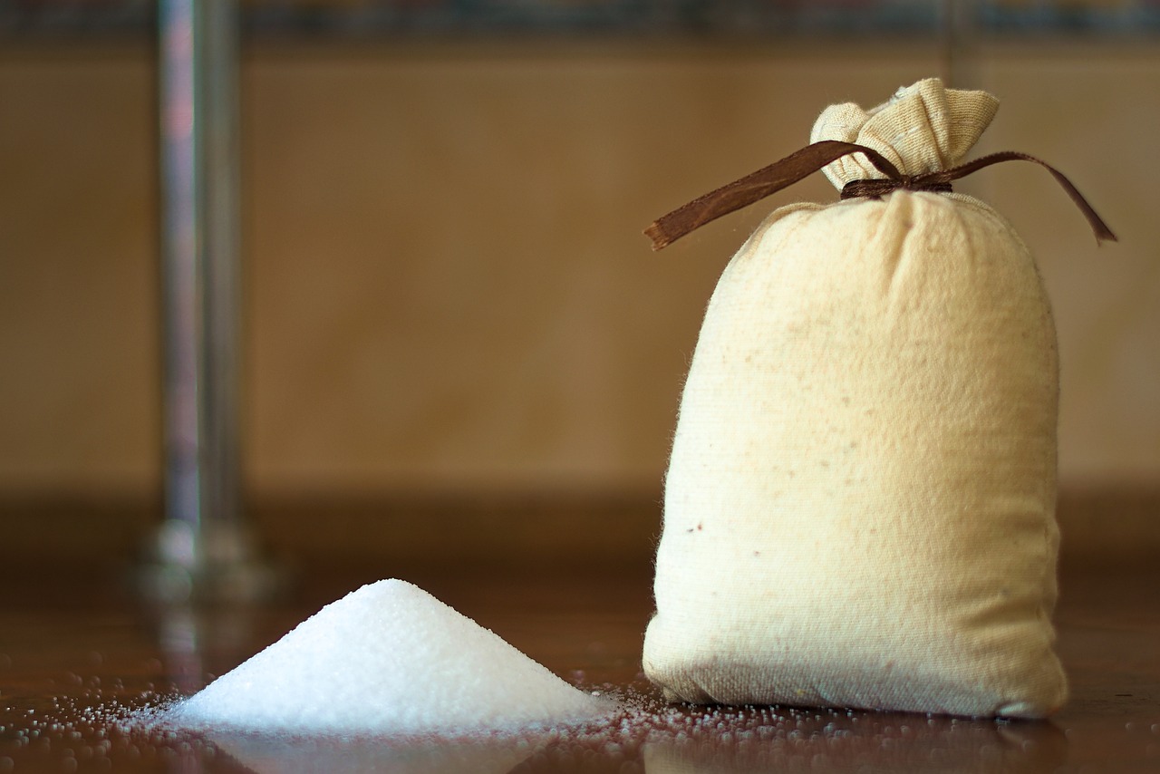 O sal refinado é o tipo mais comum de sal consumido no Brasil. Ele passa por um processo de purificação que remove impurezas, mas também elimina outros minerais benéficos, além de adicionar agentes antiaglomerantes. 