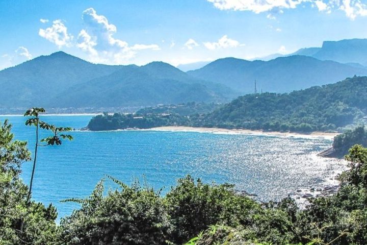 Ubatuba sozinha tem mais de 100 praias, como Itamambuca e Praia Grande, além do Parque Estadual da Serra do Mar, com trilhas e cachoeiras.