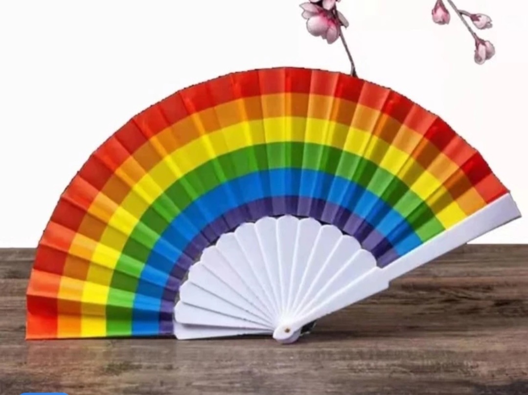 A origem dos leques remonta à Ásia. Depois se espalharam pela Europa, ganhando destaque em cortes aristocráticas. O leque LGBT reaproveita esse acessório com um símbolo de orgulho e identidade.