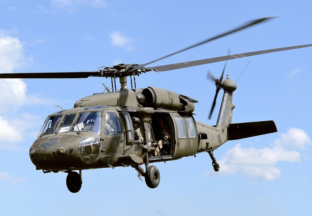 H-60 Black - Hawk: helicóptero médio utilitário, usado para transporte de tropas, evacuação médica e missões de busca e salvamento. Versátil, opera em diversos terrenos e condições climáticas.
