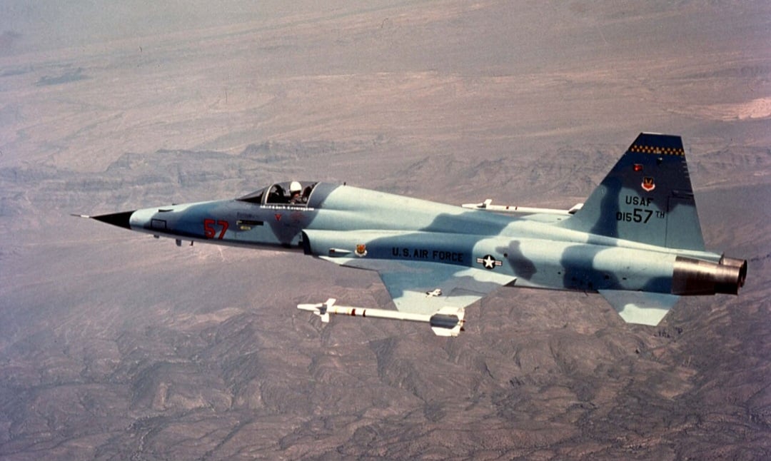 F-5M: versão modernizada do caça F-5, com aviônicos atualizados e novos sistemas de armas. Utilizado pela FAB em missões de defesa aérea e treinamento de combate.