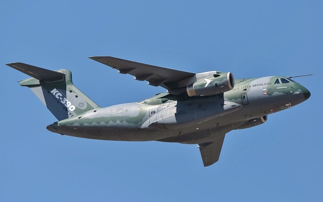 KC-390: cargueiro militar multimissão desenvolvido pela Embraer, capaz de transportar tropas, veículos e realizar reabastecimento em voo. Possui alta velocidade e operação em pistas curtas ou não preparadas.