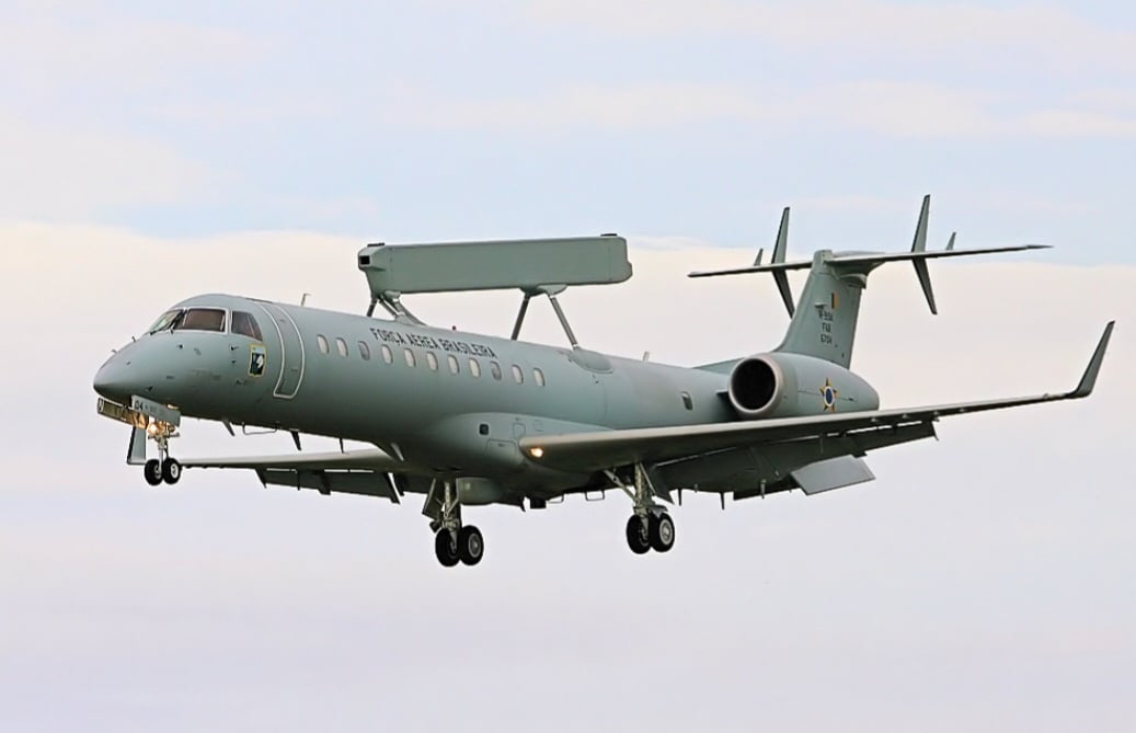 E-99:  aeronave de alerta aéreo antecipado da FAB, equipada com radar de vigilância aérea e controle de tráfego. Baseado no jato ERJ-145, atua em missões de monitoramento e apoio a operações militares.