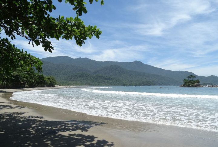 Já Ilhabela é um arquipélago preservado, famoso por suas praias selvagens como a Castelhanos, acessível por trilhas ou barco.
