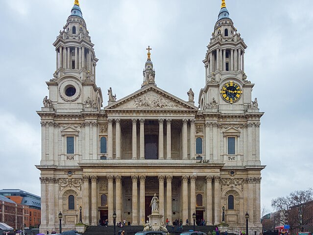 St. Paul’s Cathedral (1964)
Localizada em Wellington, é um dos principais templos anglicanos da Nova Zelândia. Sua arquitetura moderna e imponente faz dela um marco religioso e cultural importante.