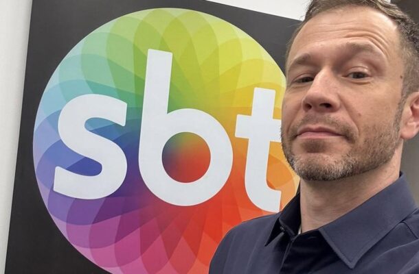 A versão de “The Voice Brasil” do SBT terá como apresentador Tiago Leifert, que comandou a atração por nove temporadas na Globo. Além disso, Boninho, líder do programa na emissora carioca está à frente da direção artística mais uma vez.
