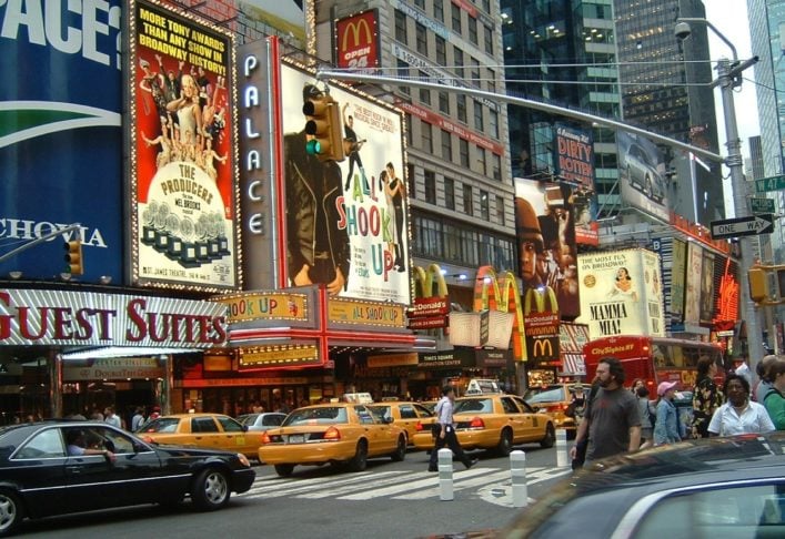 É o epicentro da Broadway, com mais de 40 teatros que apresentam alguns dos espetáculos mais famosos do planeta.