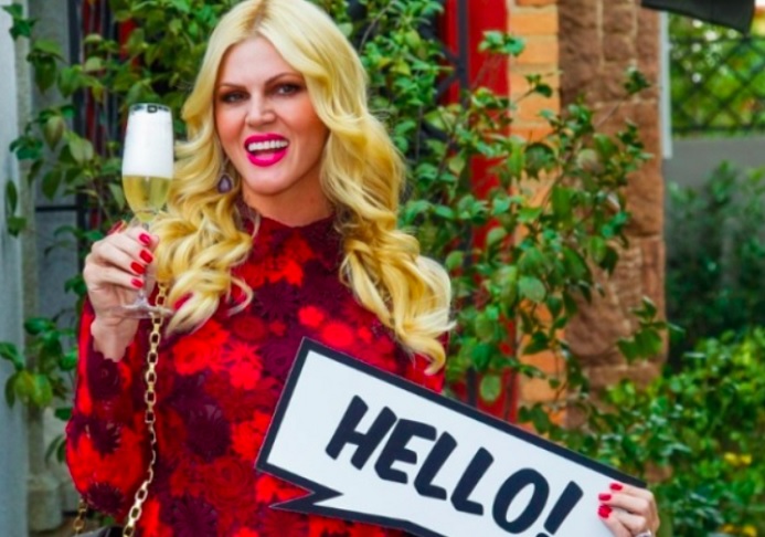 No programa, ela exibia sua rotina de compras, viagens e sua paixão por champanhe.