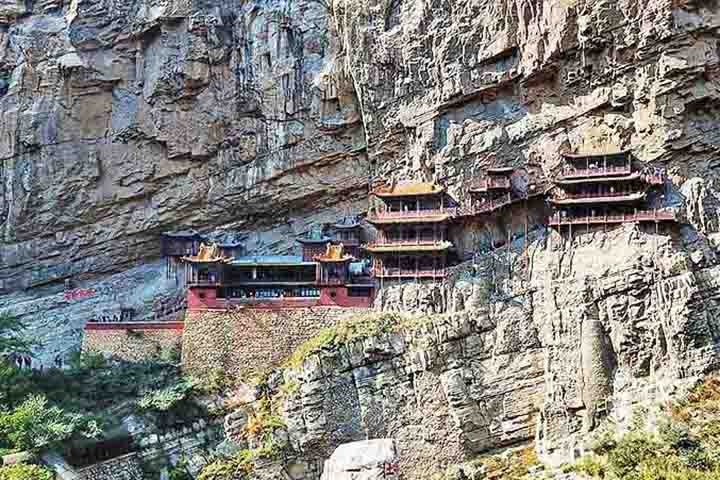 O mosteiro foi erguido em um precipício de 75 metros de altura, em meio a uma vasta natureza. A cidade mais próxima é Datong, localizada a cerca de 65 km de distância. 