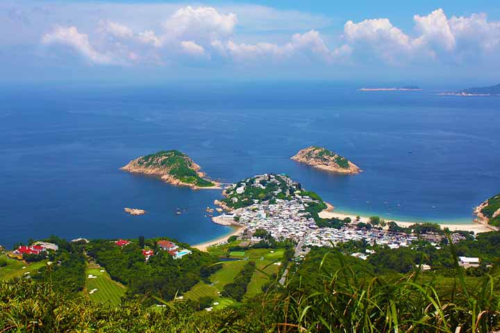 The Dragon's Back é um cume de montanha no sudeste da ilha de Hong Kong, Hong Kong, que passa pelo Shek O Peak. Em 2019, o espaço foi selecionado pela CNN como uma das 23 melhores trilhas do mundo.