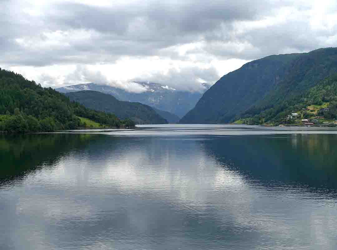 Fiorde Hardanger - Noruega - Com 179 km de extensão, fica na região de Hordaland. O ponto mais baixo situa-se a cerca de 800m de profundidade, em Norheimsund. É um grande centro de produção de salmão - um dos cinco maiores do mundo.