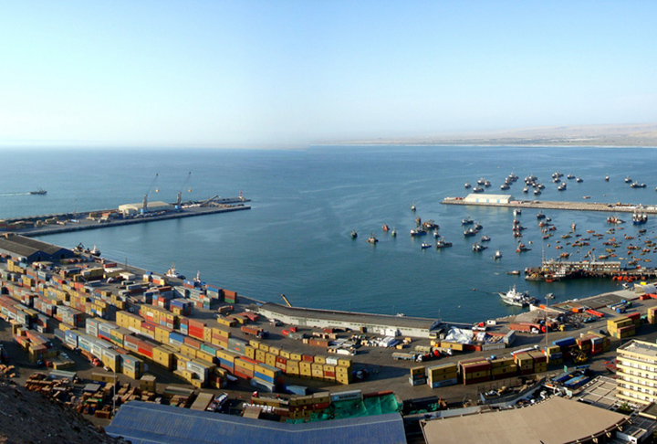 A cidade faz a dessalinização da água do mar e compra água de outras regiões 