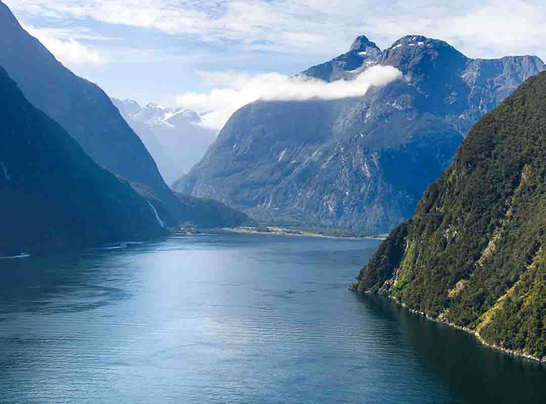 Fiorde Milford Sound - Nova Zelândia - Principal ponto turístico natural do país, fica na Ilha Sul e é o mais famoso dos 15 fiordes que compõem o Parque Nacional de Fiordland. Seu ponto culminante no Pico Mitre, a 1.692m de altitude.