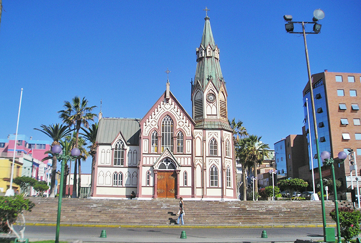 Um exemplo que se encaixa neste cenário é a Catedral de São Marcos, obra arquitetônica que substituiu a antiga Igreja Matriz de Arica destruída por um terremoto em 1868. Ela foi erguida sobre os escombros da antiga. 