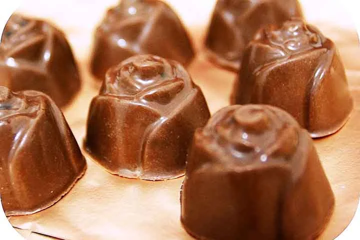 No Brasil, a primeira fábrica de chocolates no país foi instalada em São Paulo, em 1888. Já até 1940, os bombons eram produzidos de forma mais demorada, o que elevava o seu custo e os tornava extremamente caros.