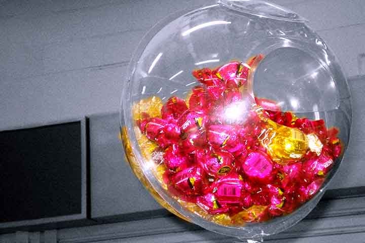 Sua produção cumpre, em geral, as seguintes etapas: derretimento do chocolate em barra, dosagem, informação, resfriamento (solidificação), desenformação, embalagem e armazenamento.