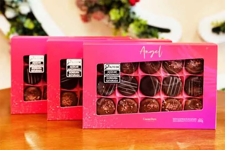 Em 1912, a farmácia abandonou o ramo dos medicamentos e passou a dedicar-se exclusivamente à produção de bombons, ao rechear esses chocolates com avelãs e nozes.