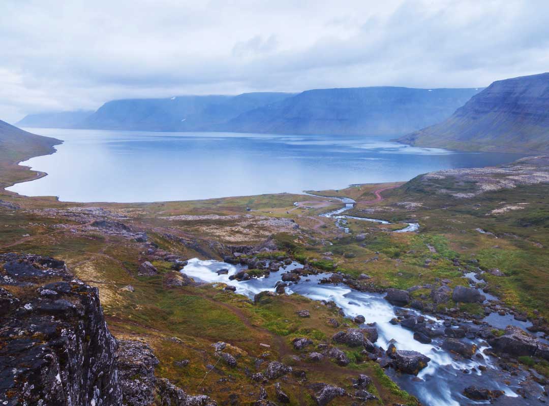 Fiordes Ocidentais - Islândia - Uma gigantesca península, conectada   por um istmo de 7 km de largura entre Gilsfjördur e Bitrufjördur. Em 2020 a região tinha  7.115 habitantes numa área de 9.409 km². Ali ficam as falésias de Látrabjarg - a maior habitada por pássaros no norte do Oceano Atlântico.