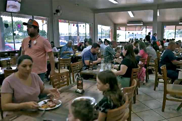 Durante o percurso, há um total de 15 paradas para refeições e higiene.