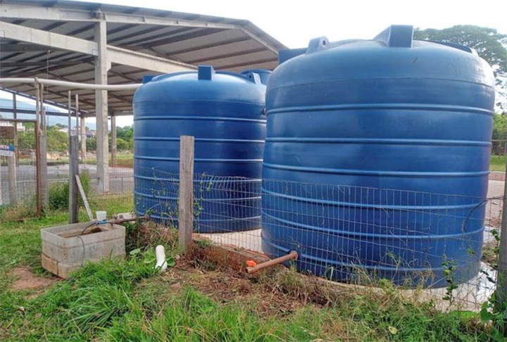 Arica também possui sistemas de captação e armazenamento de água da chuva. A água da chuva, ainda que chegue poucas vezes, é captada por meio de coberturas ou superfícies impermeáveis. Em seguida, a água é guardada em cisternas ou reservatórios.